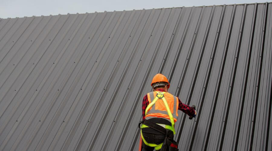 Professional gutter cleaning in Calabasas, CA